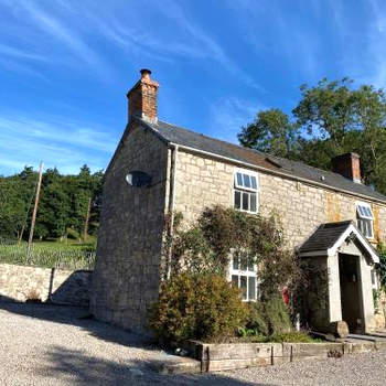 Stunning 3-Bed House in a private hidden valley