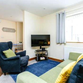 Home from Home 1 king size bed Apartment Near Hospital & Tennis