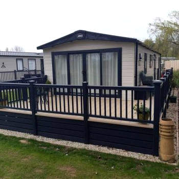 Captivating Bluebell Lodge 2-bed Cotswolds caravan