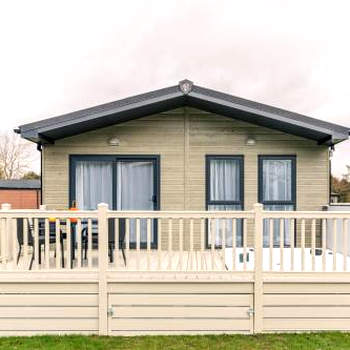 Honeysuckle Lodge with Hot Tub