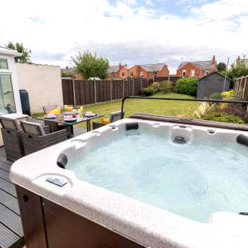 Modern Three Bedroom Home in Gloucester with Hot Tub