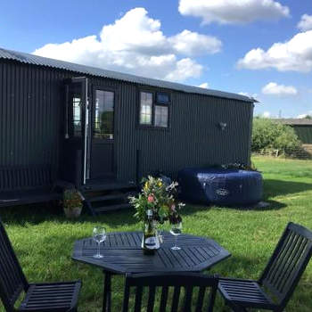 Charming Luxurious Rural Shepherds Hut