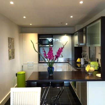 Luxurious Cambridge City Centre 2 Bed Apartment with Balcony, Lift, Free Parking, Fast WIFI & Sleeps 6