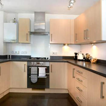 Stylish 4-bedroom House In The Heart Of The City With Free Parking!