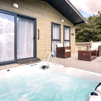 Ashworth Lodge with Hot Tub