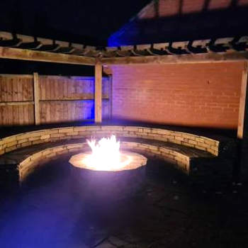 Detached luxury 5 bed house, lanscaped garden, fire pit, parking, can sleep families or workers