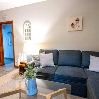 Cozy Newly Renovated Town Centre Apartment