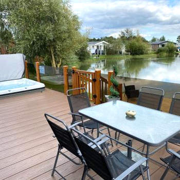 Indulgence Lakeside Lodge i2 with hot tub, private fishing peg situated at Tattershall Lakes Country Park