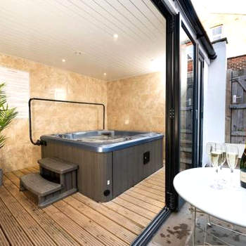 Scarborough Stays - Luxury Townhouse Ideal for large groups - HOT TUB