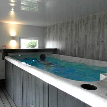 Amazing cottage with private indoor swim pool and hot tub