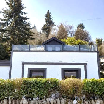 Idyllic coastal cottage with scenic terrace views, Argyll