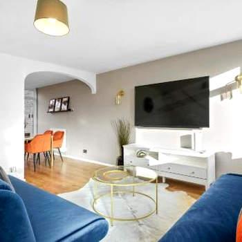 Cosy 3 Bedroom with Free Parking, Garden and Smart TV with Netflix by Yoko Property