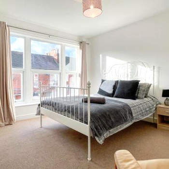 Spacious 2-bed Apartment in Crewe by 53 Degrees Property, ideal for Business & Professionals, FREE Parking - Sleeps 3