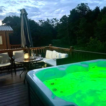 Carre Retreat with private hot tub