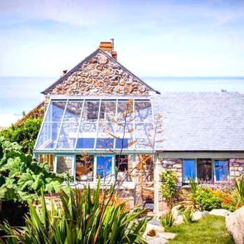 Castaways, Cottage With Sea Views, Lush Gardens & Patio By the Beach