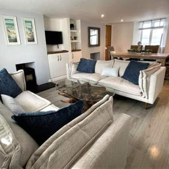 The Little Seahorse - Newly renovated cottage 5mins walk from beach