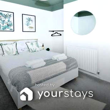 Contemporary 5-Bed House - Ideal for Groups with Private Parking in the Heart of the City - Book Now for a Memorable Stay!