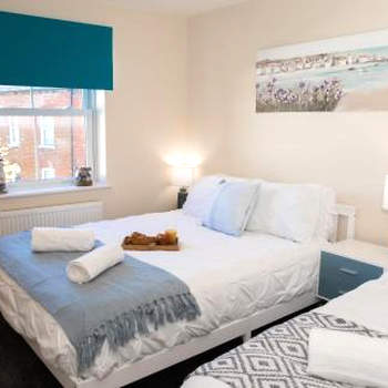 Lovely 2-bedroom Seaside Retreat with Free Parking