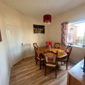 Polly's Place - A lovely 3 bed first floor flat, near to beach with free parking