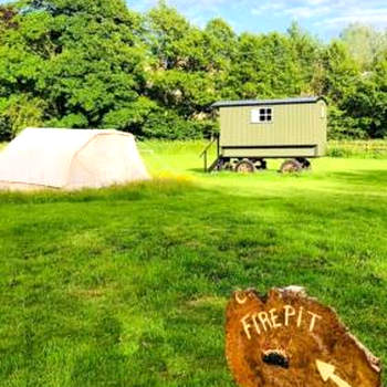 Shepherds Hut, Pickering centre, Glamping hidden meadow