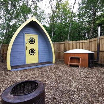 Cosy Forest Pod with Wood Fired Hot Tub & Fire Pit