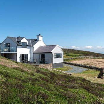 Goferydd, South Stack, Anglesey, 4 bed luxury home, hot tub, dog friendly