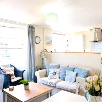 Elizabeth: Charming two bedroom apartment in centre of town