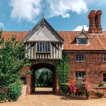 Lavish Tudor Estate & Gardens - Sleeps 25