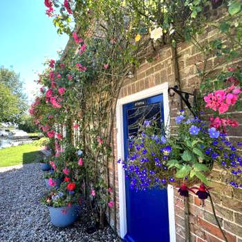 Adorable two bed Norfolk broads holiday home - river views with moorings & fishing