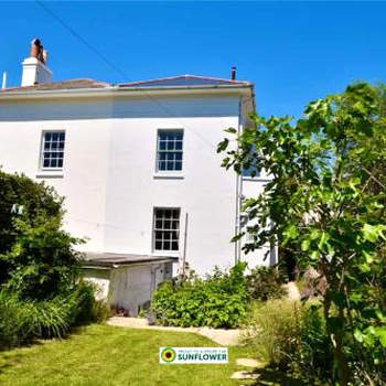 Arden Villa, sleeps 8, moments from the golden sandy beach of Ryde