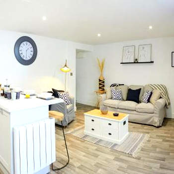 THE HIDEAWAY @ EMPIRE 39, town centre location, close to train station- Yorkshire Coast Holiday Lets.