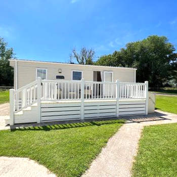 Mallard Corner, cosy Cotswold lakeview lodge