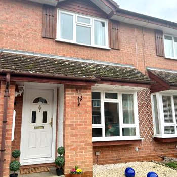 KB51 Charming 2 bed house in Horsham, pets very welcome and long stays with easy access to London, Brighton and Gatwick