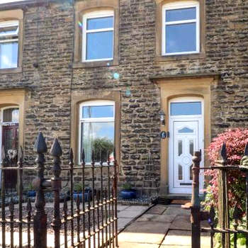 Kingfisher Cottage, 11 Airebank Terrace