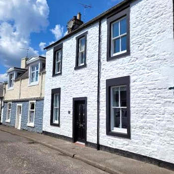 Character cottage in centre of Moffat