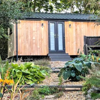 Luxurious Canal-side mini lodge in Llangollen with hot tub