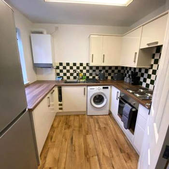 Spacious 3 bed flat a stones throw from the beach