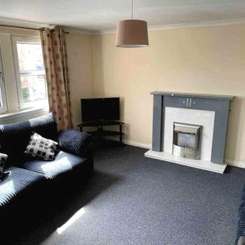 Modern 2 bed flat, private parking & sec entry