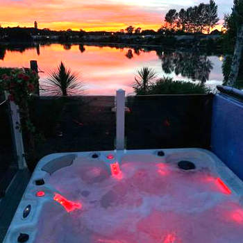 Meridian Tattershall Lakes Escape - Lakeside lodge caravan with a fishing peg LUXURY HOT TUB