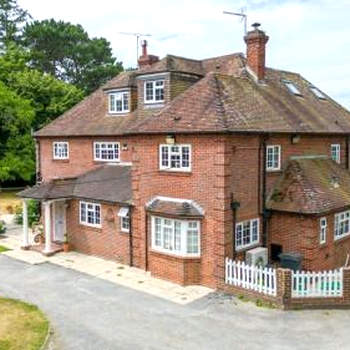 New Forest Country House with Grounds & Hot Tub