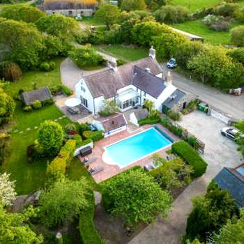 Country House with Heated Swimming Pool & Gardens