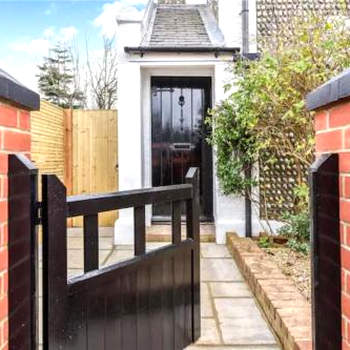 Stylish 2 bedroom cottage, close to town centre