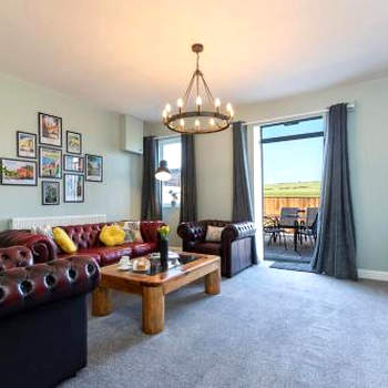 Auckland View - a comfy & spacious 4bed with views