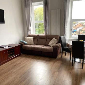 Lovely 4 Bedroom unit in heart of Paisley.