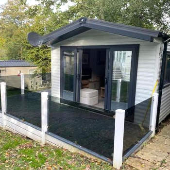 Coghurst Hall Holiday Home Sleeps 6, 2 bedrooms