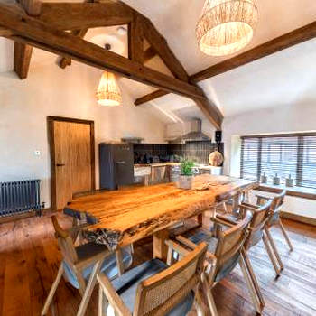 Luxury, newly renovated coach house with large private garden and hot tub