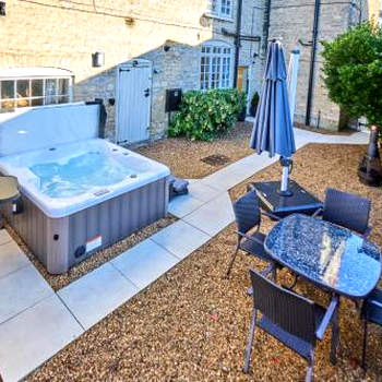 The Retreat-luxury cottage with hot tub (sleeps 4)