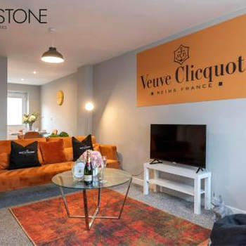 Champagne House - 4 Bed Property plus 2 sofa beds by BPNE