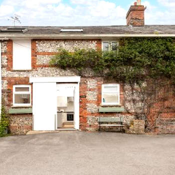 The Stable—Historic Property in Downwood Vineyard