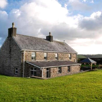 Castell Y Waun- Beautiful and spacious country farmhouse with luxury Hot Tub & Grounds